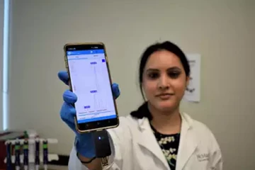 ஸ்மார்ட்போனில் ஒரு மணி நேரத்திற்குள் நோய்களைக் கண்டறியும் வசதி: கனடாவில் இந்திய ஆய்வாளர்கள் குழு அசத்தல்