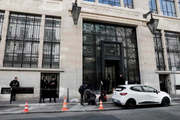 பரிசில் வங்கிகளை குறிவைத்து அச்சுறுத்தல்; பாதுகாப்பு அதிகரிப்பு