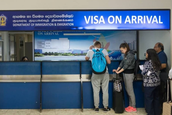 போலி கடவுச்சீட்டுடன் சிக்கிய இரு வெளிநாட்டு பிரஜைகள்! | Two Foreign Nationals Caught With Fake Passports