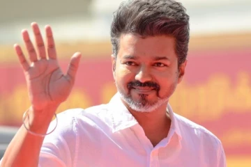 விஜய் ரசிகர்கள் ஒட்டி சர்ச்சை போஸ்டர், இப்போ எந்த கட்சிய இவர் எதிர்ப்பாரு