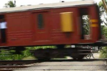 පාසල් සිසුවෙක් අවාසනාවන්ත ලෙස දුම්රියක ගැටෙයි.