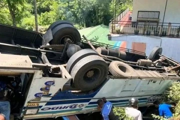 மேலும் ஒரு விபத்து சம்பவம்; தலைகீழாக கவிழ்ந்த பயணிகள் பேருந்து