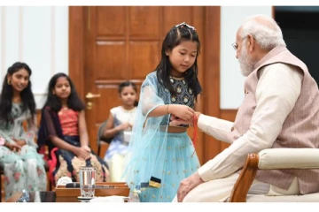 அலுவலகப் பணியாளர்களின் குழந்தைகளுடன் ரக்சா பந்தன் கொண்டாடிய பிரதமர் மோடி!