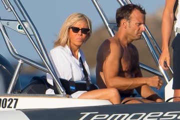 குளியல் உடையில் காட்சிப்படுத்தப்பட்ட பிரான்ஸ் ஜனாதிபதி புகைப்படம்: மனைவியுடன் சேர்ந்து புகார் அளித்த மக்ரோன்