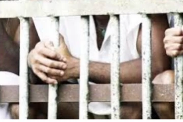 දෙපිරිසක් අතර ගැටුමක්.. රැදවියන් 50 ක් පලා යයි..