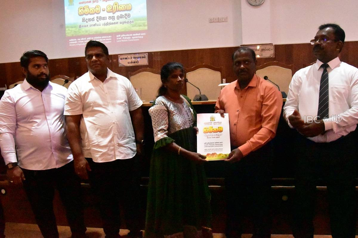 வழங்கப்பட்டன காணி உறுதிகள் : மக்களின் பல வருட கனவு நிறைவேற்றம் | Land Deeds Handed Over To 65 Families In Mannar