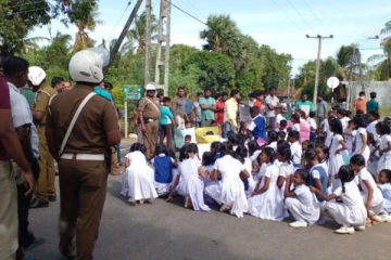 திருகோணமலையில் வீதிக்கு இறங்கிய மாணவர்கள்