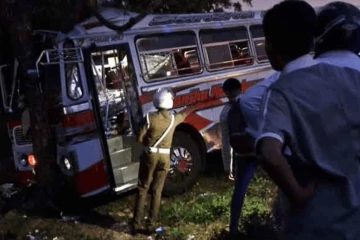 ත්‍රිකුණාමලය - මඩකලපුව පාරේ බරපතළ අනතුරක් - 24කට තුවාල - තිදෙනෙකුගේ තත්ත්වය අසාධ්‍යයි