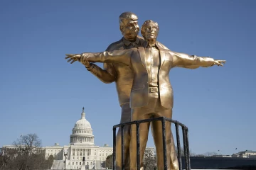 වොෂින්ටනයේ කැළඹීමක් - ට්‍රම්ප් සහ එප්ස්ටයින්ගේ පිළිකුල් සහගත පිළිමයක් මතුවේ