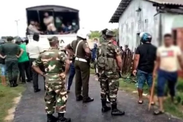 வல்வெட்டித்துறையில் வீடொன்றிலிருந்து 13 பேர் ஆயுதங்களுடன் கைது