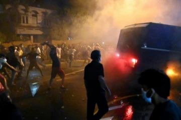 தொடரும் வன்முறை சம்பவங்கள் - எரிவாயு லொறிகளுக்கும் தீவைப்பு