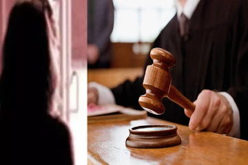 தகாத முறைக்கு உள்ளான பெண் : காயங்களை பார்க்க ஆடைகளை கழற்ற கோரிய நீதிபதி