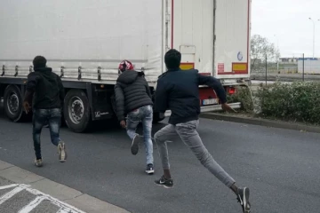 Lorry இல் மறைத்து 08 பேரை பிரித்தானியாவிற்குள் நாடு கடத்த முற்பட்ட இருவர்
