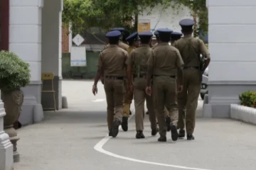 100 கைக்குண்டுகளுடன் தப்பிச் சென்ற நபர்கள்