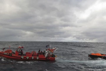 கடலில் மூழ்கிய கப்பலில் இருந்து 6 சீனர்கள் உட்பட 8 பேருக்கு நேர்ந்த சோகம்!