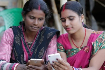 குடும்ப தலைவிகளுக்கு இலவச ஸ்மார்ட் போன்கள் ... கூடவே 3ஆண்டுகள் டேட்டாவும்!