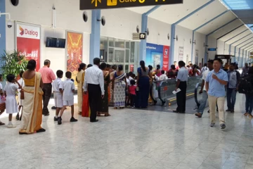 விமான நிலையத்தில் பயணியை சோதனையிட்ட அதிகாரிகளுக்கு காத்திருந்த அதிர்ச்சி!