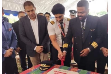 யாழ்.விமான நிலையத்தில் கேக் வெட்டிக் கொண்டாட்டம்! (Photos)