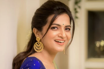 தொகுப்பாளினி டிடியா இது? புடவையில் பார்த்து கண் வைக்கும் ரசிகர்கள்....என்ன ஒரு அழகு!