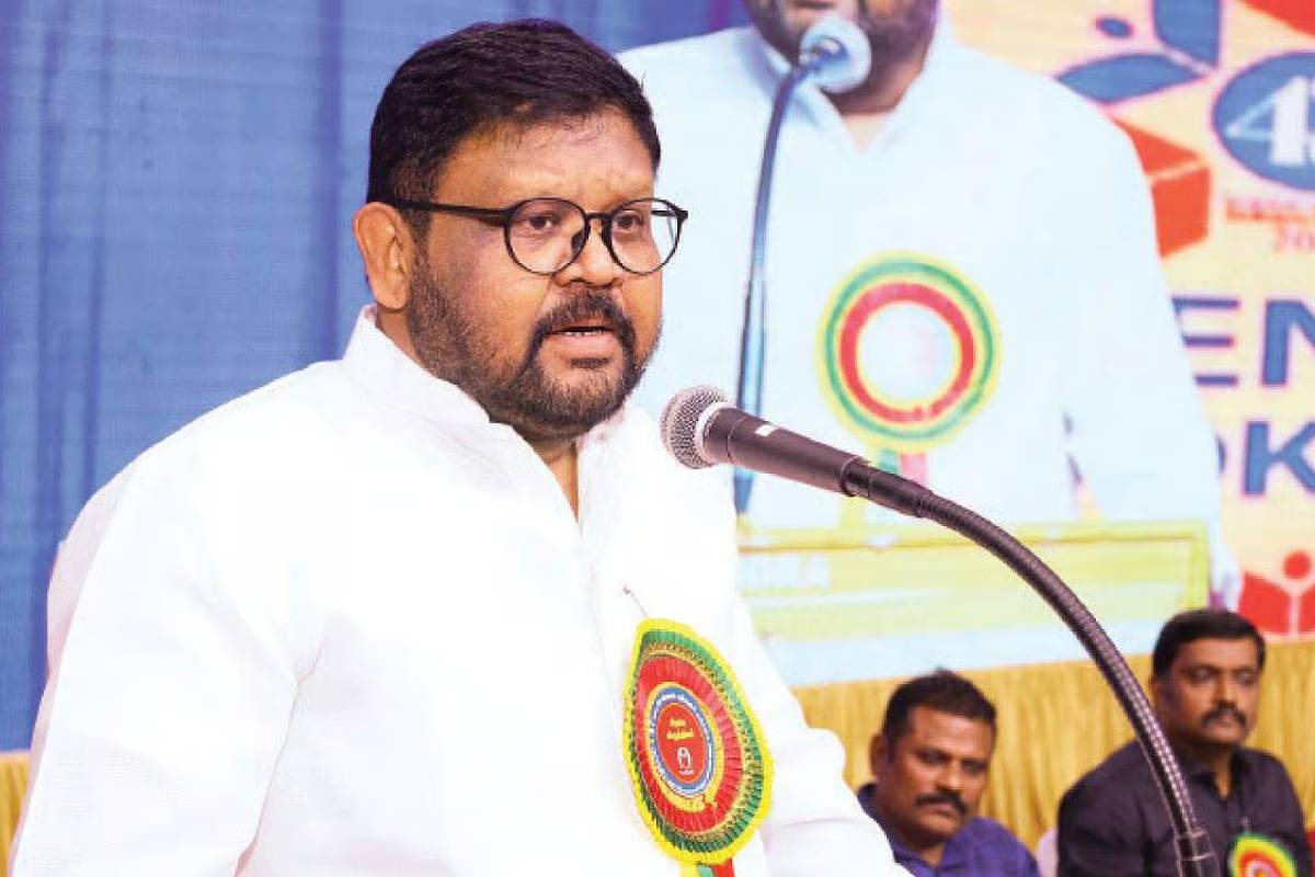 தவெகவில் இணைந்த நடிகர்கள் ரவி மரியா, ஜே.எம்.பஷீர் - பட்டு உடையில் முதல்வர் விஜய் | Actors Ravi Maria J M Bashir Joins In Tvk தவெகவில் இணைந்த நடிகர்கள் ரவி மரியா, ஜே.எம்.பஷீர் - பட்டு உடையில் முதல்வர் விஜய் | Actors Ravi Maria J M Bashir Joins In Tvk