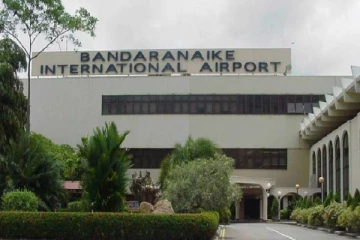 இந்தியாவிற்கு செல்ல முயன்ற பெண் கட்டுநாயக்காவில் கைது
