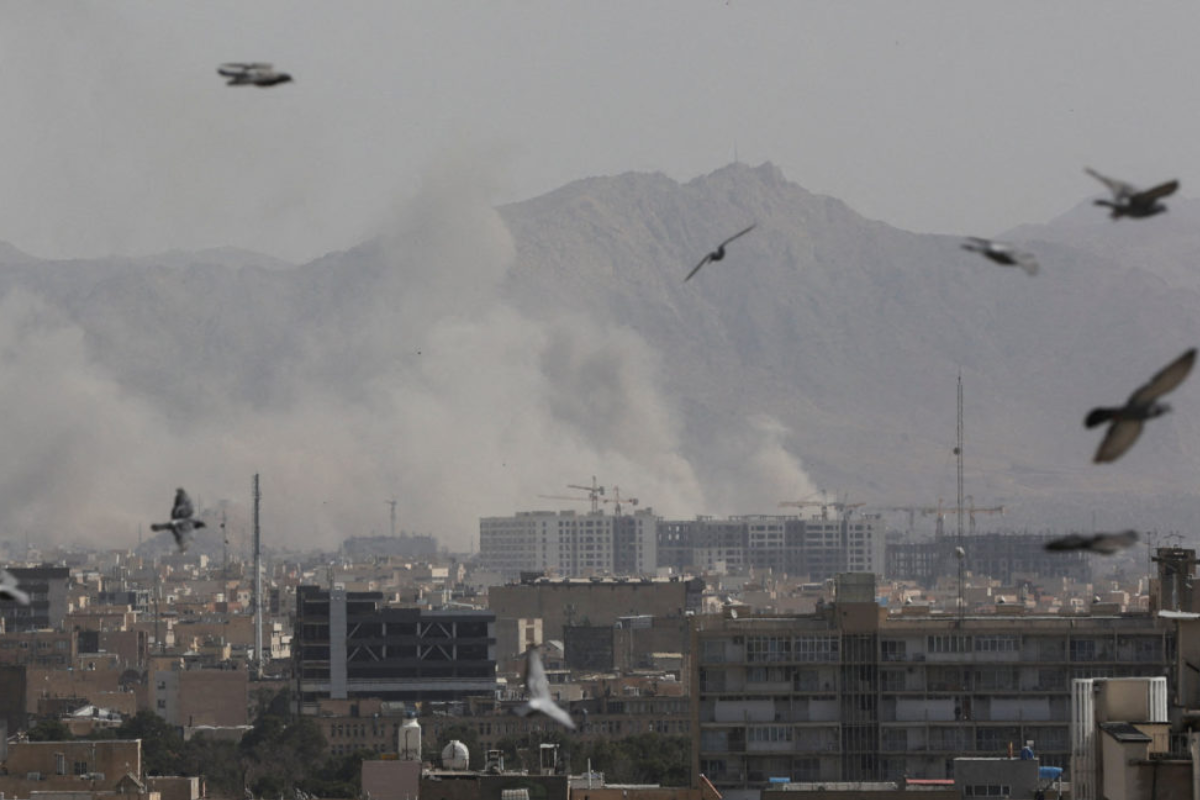 மத்திய கிழக்கிற்குள் அதிரடியாக களமிறங்கிய USS George HW Bush.. அதிகரிக்கும் பதற்றம்! | Trump Wont Nuke Iran 3Rd Aircraft Carrier Arrives