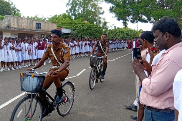 யாழில் மாணவர்களுக்கு வீதி விதி முறைகள் தொடர்பில் தெளிவூட்டும் விழிப்புணர்வு | Awareness Campaign Road Rules Students In Jaffna யாழில் மாணவர்களுக்கு வீதி விதி முறைகள் தொடர்பில் தெளிவூட்டும் விழிப்புணர்வு | Awareness Campaign Road Rules Students In Jaffna