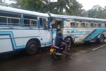 බස් රථ දෙකක් මුහුණට මුහුණ ගැටෙයි..! තුවල ලැබූවන් කඩිනමින් රෝහලට ( PHOTOS)