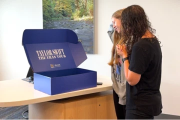 இசை நிகழ்ச்சி டிக்கெட் வழங்கி மகளை நெகிழச் செய்த தாய்!