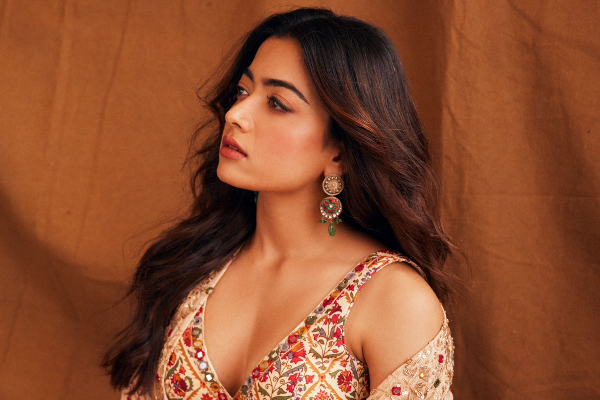 இரவு பார்ட்டியில் குடித்துவிட்டு குத்தாட்டம் போடும் விஜய் பட நடிகை.. வைரலாகும் வீடியோ.. | Rashmika Mandanna Latest Goodby The Hic Song