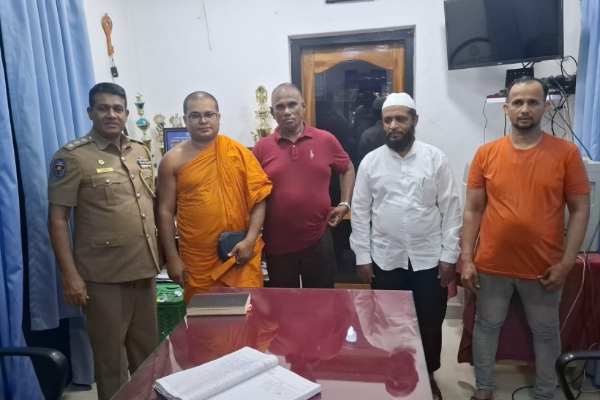 அவதூறாக பேசிய பொலிஸ் சார்ஜன்; மன்னிப்பு வழங்கிய தேரர் | Police Slanderous Remarks Monk Apologizes