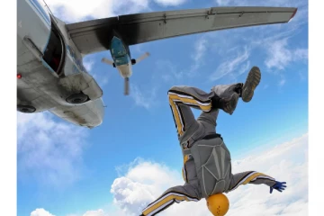 பறக்க ரெடியான விமானம் ..ஜன்னல் வழியாக  கீழே குதித்த பயணி.திக் திக்  நிமிடங்கள்!