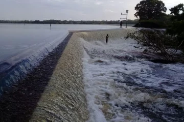 குளிக்க சென்ற இளம் தம்பதிக்கு நேர்ந்த துயரம்