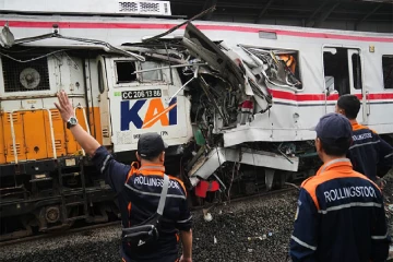 இந்தோனேசியாவில் நேருக்கு நேர் மோதிய இரு ரயில்கள் ; 14 பேர் பலி