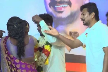 தாலி எடுத்து கொடுத்த துணை முதலமைச்சர்..மருமகளுக்கு தாலிக்கட்ட முயன்ற மாமியார்...