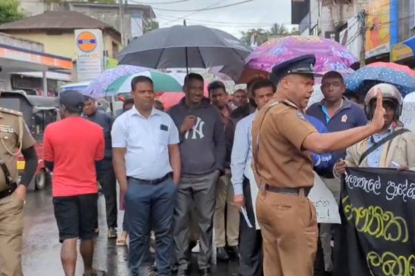 அஸ்வெசும மற்றும் நிவாரணங்கள் பெற குவியும் மக்கள் - நெருக்கடியால் ஊழியர்கள் வெளிநடப்பு | Aswesuma And People Flock To Seek Relief