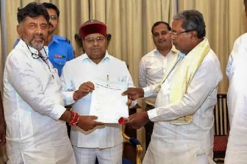 ஆளுநரை சந்தித்து ஆட்சியமைக்க உரிமை கோரினார் சித்தராமையா : நாளை பதவியேற்பு