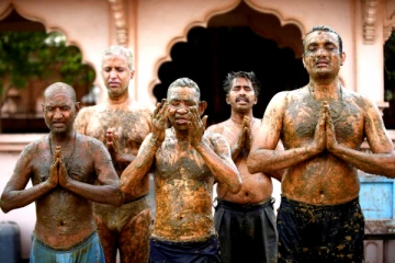 கொரோனா சிகிச்சைக்கு மாட்டு சாணம், கோமியமா? 'இதெல்லாம் தப்புங்க' மருத்துவர்கள் கடும் எச்சரிக்கை...