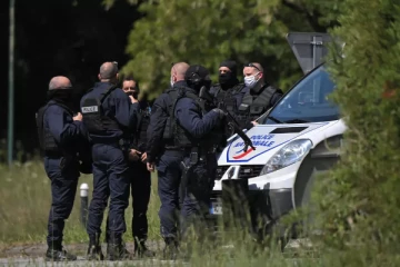 பிரான்ஸில் பயங்கர சம்பவம்: 3 பொலிஸாருக்கு நேர்ந்த விபரீதம்!