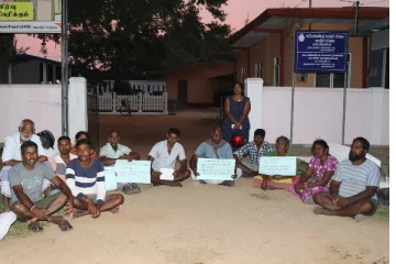 பொலிஸ் அதிகாரிகளுக்கு எதிராக முல்லைத்தீவில் ஆர்ப்பாட்டம்