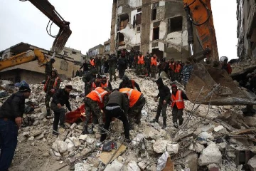 248 மணி நேரத்திற்கு பிறகு மீட்கப்பட்ட 17 வயது சிறுமி: துருக்கியை நான்கு முறை தாக்கிய நிலநடுக்கம்