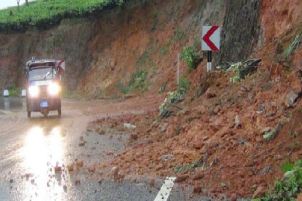 பதுளை - வெலிமடை வீதியில் போக்குவரத்து முற்றாக பாதிப்பு! | Badulla Welimada Road Landslide