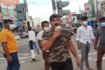 ஆர்ப்பாட்டத்தில் களனி பல்கலைகழக மாணவர்களை தாக்கிய மகிந்த கட்சி உறுப்பினர்!