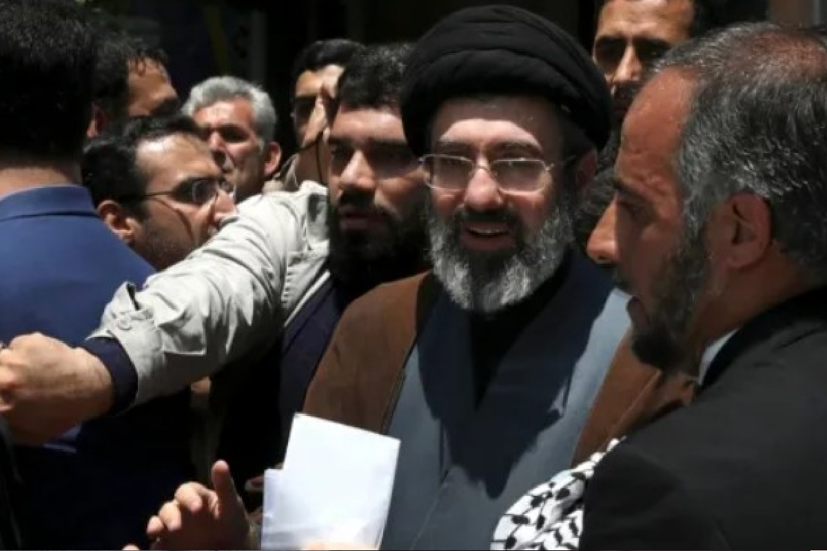 அடங்காத குண்டு வெடிப்பு சத்தங்கள்: ஈரானின் பலம் வாய்ந்த பொறுப்பில் அலி கமேனியின் மகன்..! | Mojtaba Khamenei New Supreme Leader Amid Tension