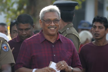 நம்பிக்கையில்லா தீர்மானம் : தப்பினார் இலங்கை அதிபர்