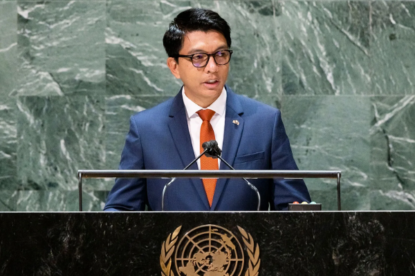 Gen-Z போராட்டம் எதிரொலியால் தலைமறைவான வெளிநாடொன்றின் ஜனாதிபதி | Madagascar President In Hiding Gen Z Protest