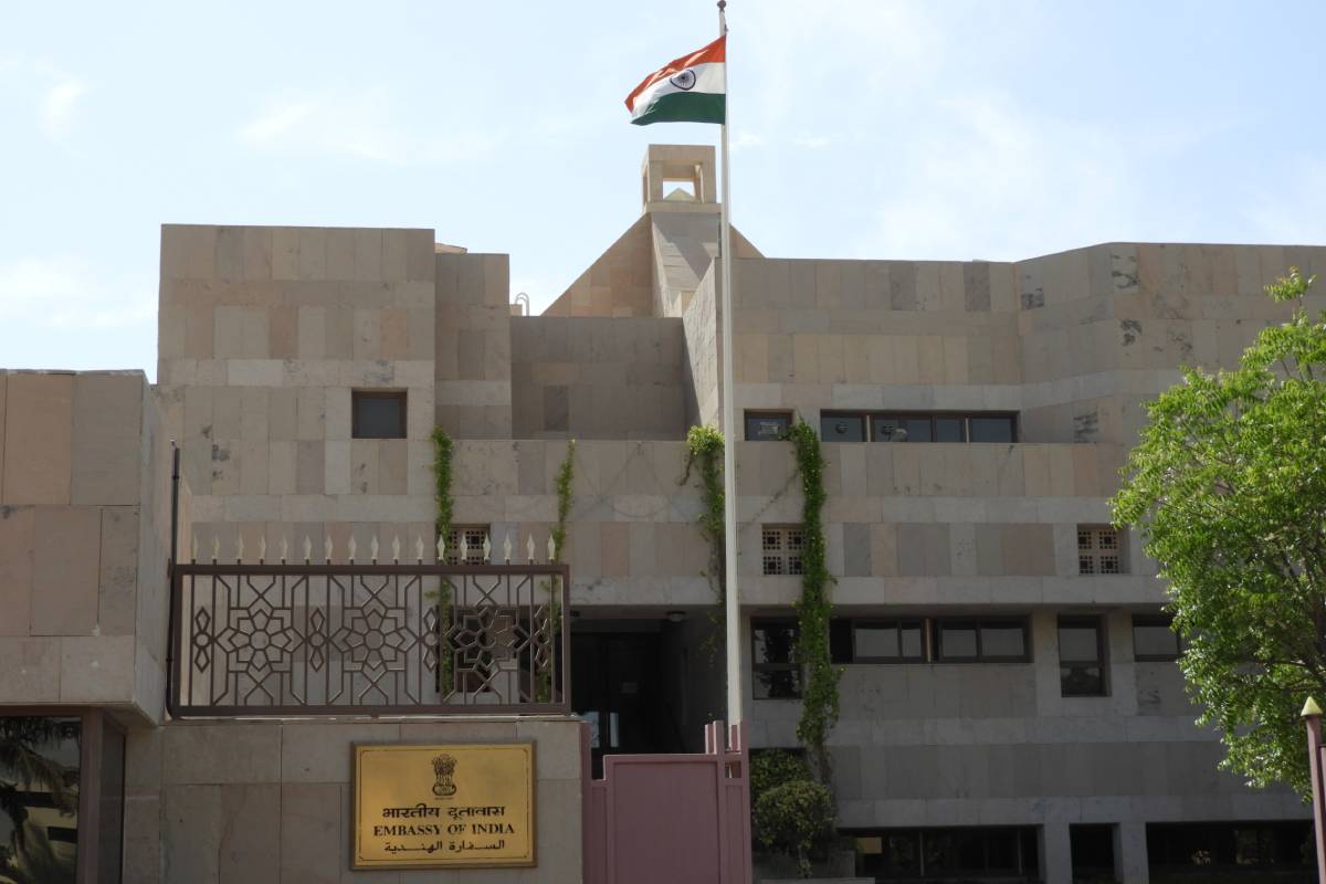 அமீரகத்திலுள்ள இந்தியர்களுக்கு தூதரகம் வெளியிட்டுள்ள எச்சரிக்கை செய்தி | Indian Embassy Advise To Nationals In Uae Amid War