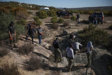 மெக்சிகோவில் வறண்ட அணையில் தங்கள் உறவினர்களை தேடும் மக்கள்! பகீர் பின்னணி