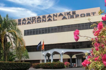 கனடா செல்ல ஆசைப்பட்ட 9 பேருக்கு விமானநிலையத்தில் காத்திருந்த அதிர்ச்சி!