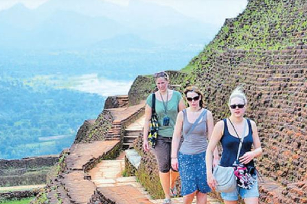 வருடத்தின் முதல் வாரத்தில் 20,000 சுற்றுலாப் பயணிகள் வருகை | 20 000 Tourists Visit First Week Of The Year